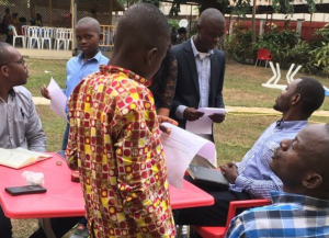 De jeunes évaluateurs, soutenus par des chercheurs (mentors), testent des outils d'entretien à l'Université de Kinshasa